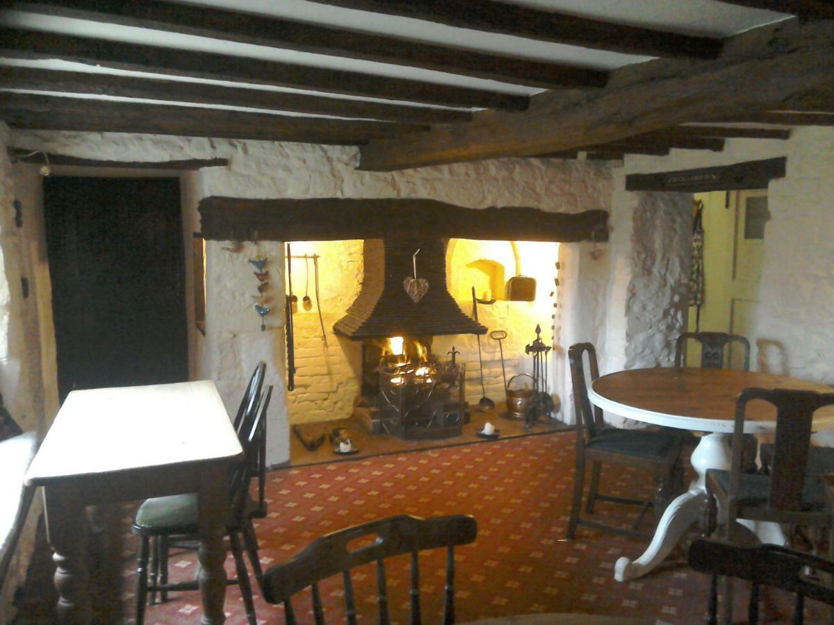 Alvediston The Crown Inn מראה חיצוני תמונה