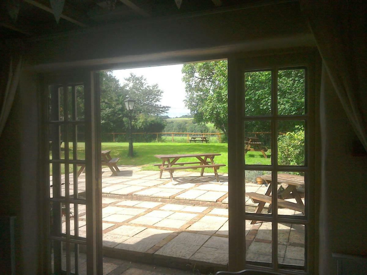Alvediston The Crown Inn מראה חיצוני תמונה