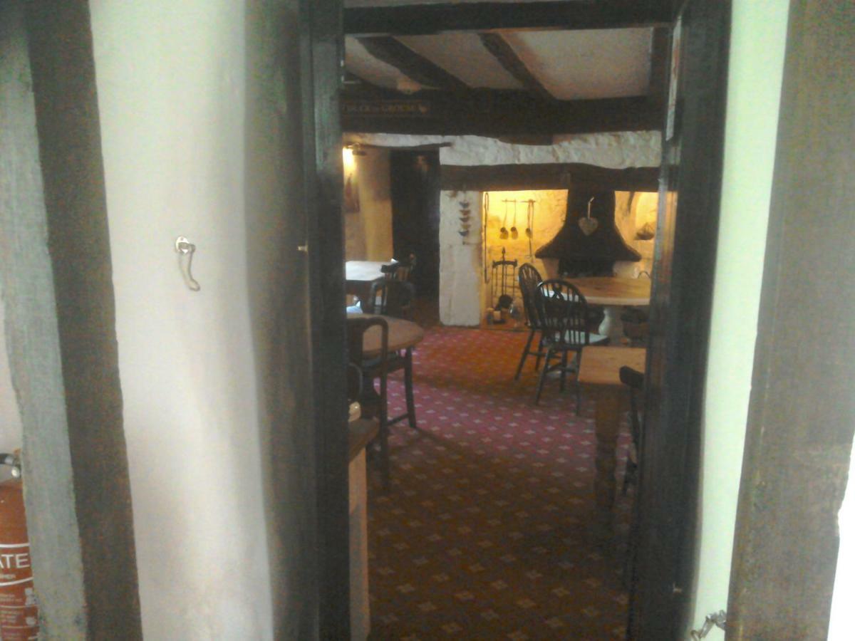 Alvediston The Crown Inn מראה חיצוני תמונה