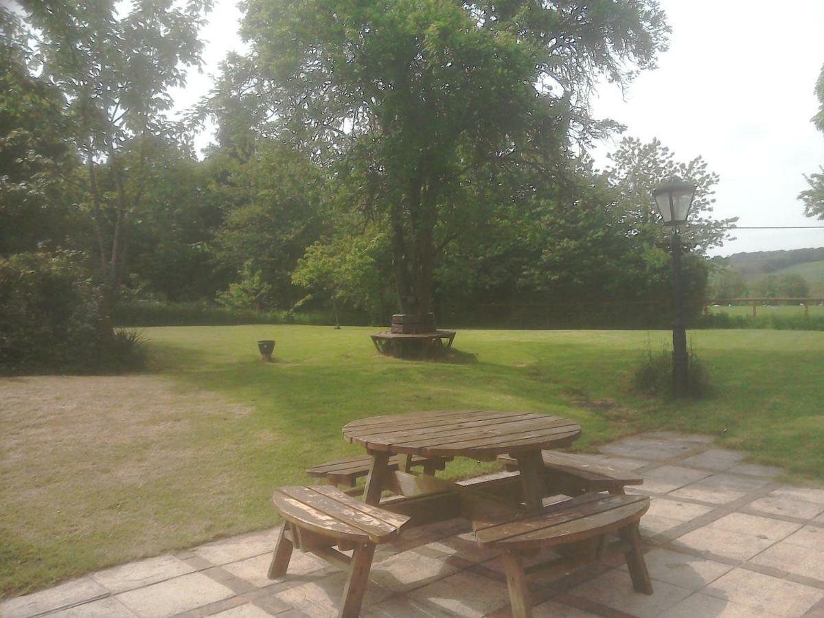 Alvediston The Crown Inn מראה חיצוני תמונה